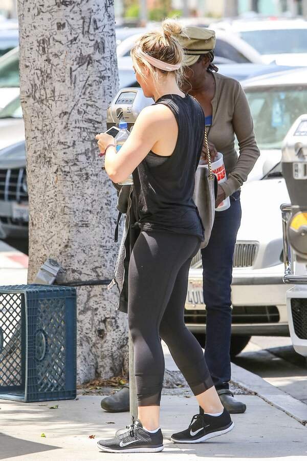 Hilary Duff Out in Black Tight Leggings in Beverly Hills-08 picture