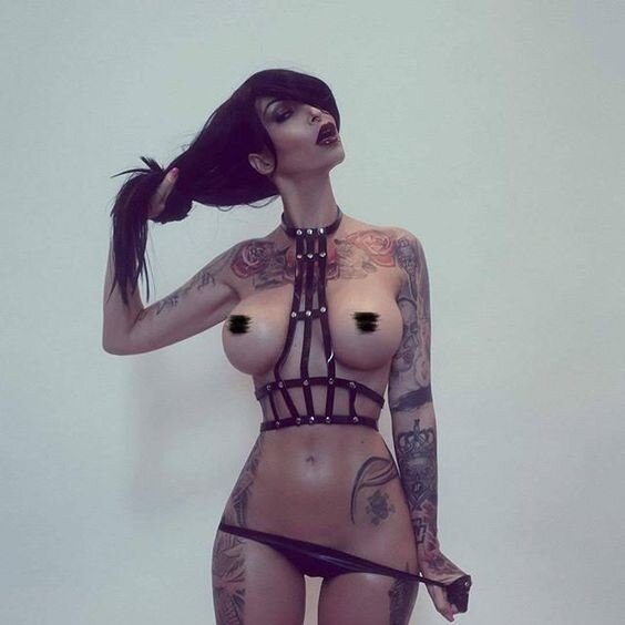 hot tattooed goth Bibiana Atada picture