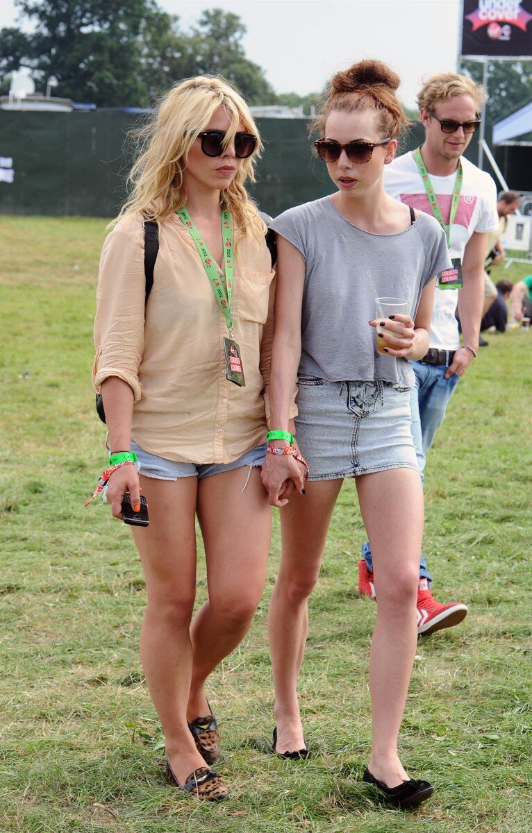Billie-Piper-Wearing-Sexy-Denim-Shorts-At-V-Festival-2012-05-I-Love-Billie's-Legs-Eat-Her-Yum-Yum! picture