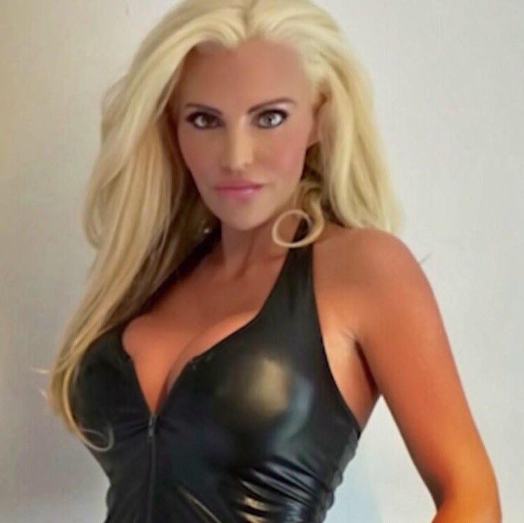 Kathryn Dulce is blond bimbo in black latex with large breasts - lett fota bimboo pvc picture