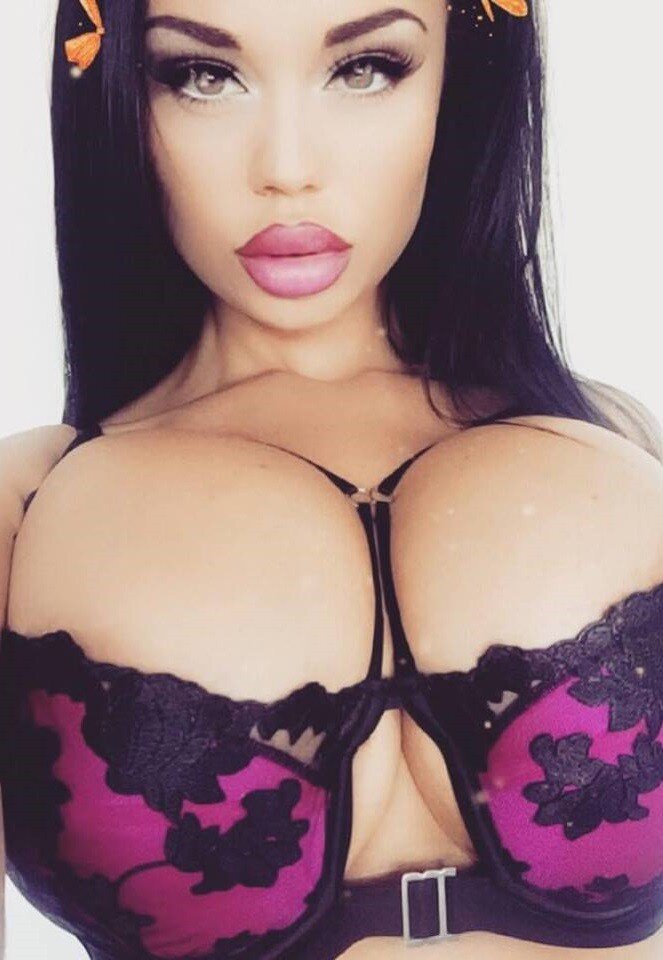 Nikki Malice has big plump bimbo lips & large boob - fota skank picture