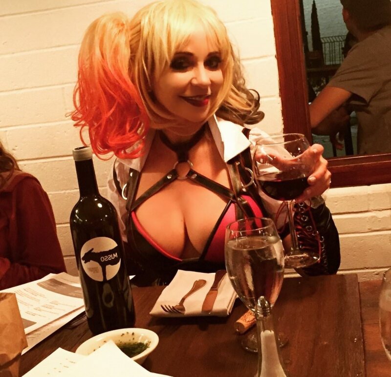 Sexy mama Heinrichina Von Schellendorf plays Harley Quinn in medicine woman décolleté payton femme cosplay aficionado princeton - SGB picture