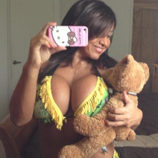 Yilana Diaz aka Yliana Dias is sexy woman with big boob & teddy bear - fota smiles smile for me picture
