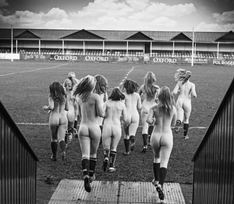 Oxford University women's rugby team strips off for charity calendar picture