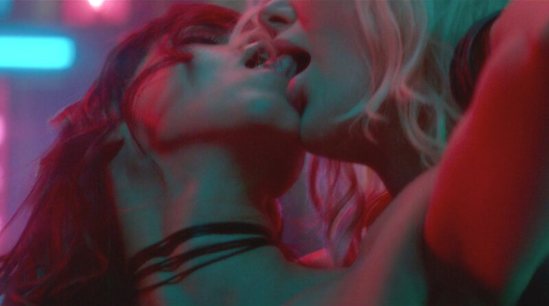 Charlize Theron and Sofia Boutella sapphic kiss from Atomic Blonde picture