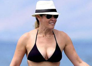 Chelsea Handler wearing a bikini at a beach in Hawaii picture