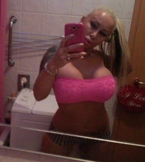 Vandal Muehlhausen is a weird-looking blond bimbo in pink with huge tits - fota pinkk hff picture