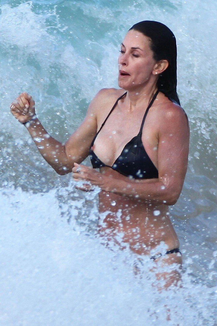 Flashing Nipples Courteney Cox picture
