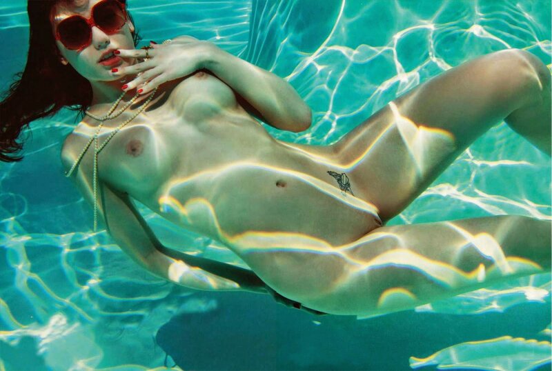 daisy lowe underwater picture