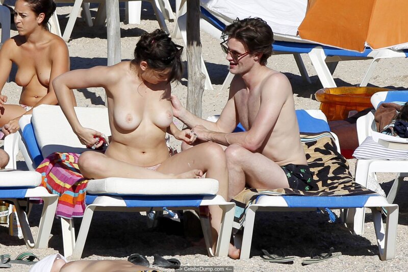 Daisy Lowe changing on the beach shows her nude boos picture