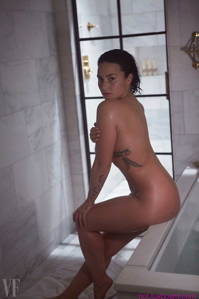 Demi Lovato bathtub picture