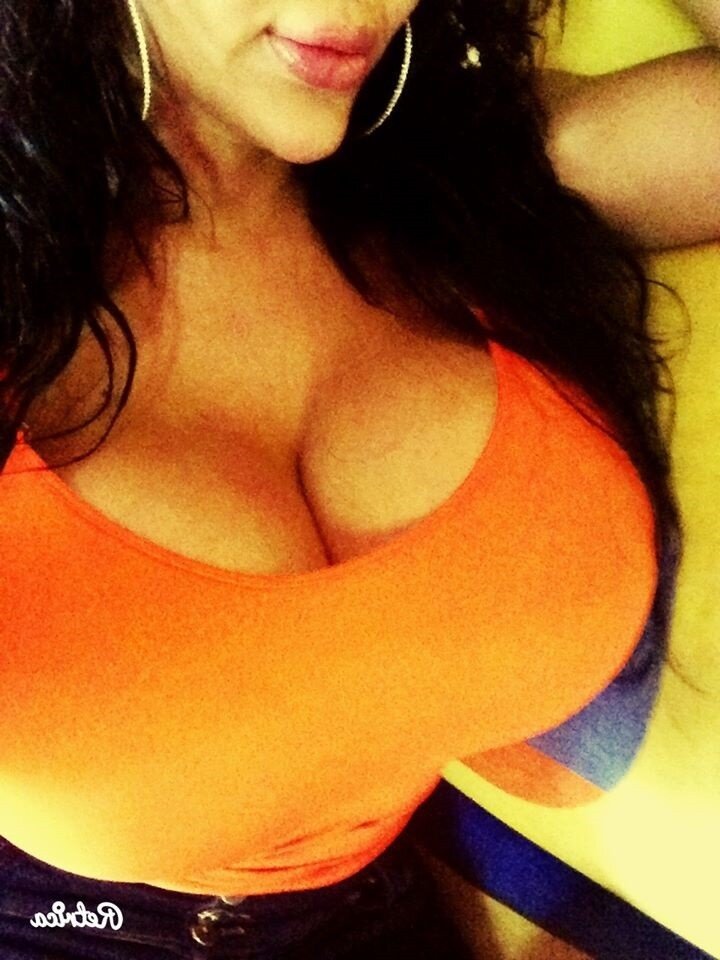 Bimbo Cleavage Giant Non-nude Tits to cleave the cleavage of the huge breasted giant hits of tits to fall of the orange domino por- SGB gbb picture