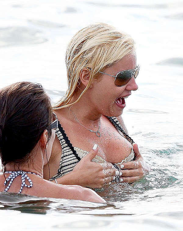 Elisha Cuthbert nipslip at the beach picture