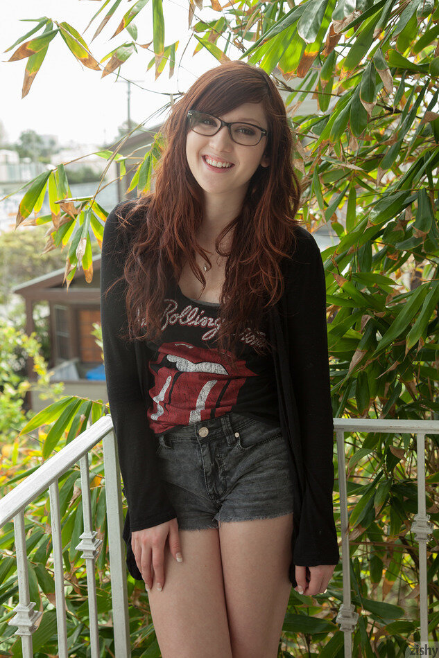 Teen Ellena Woods in glasses picture