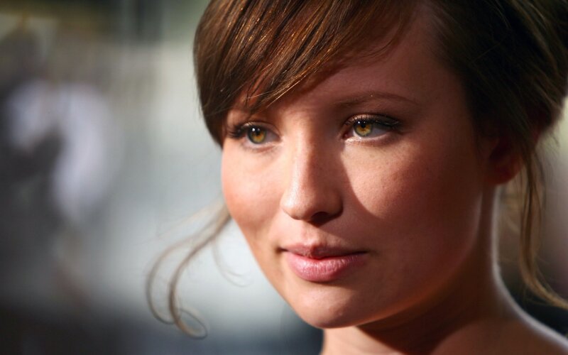 Emily Browning - Pretty Lady....Kiss! Kiss! picture