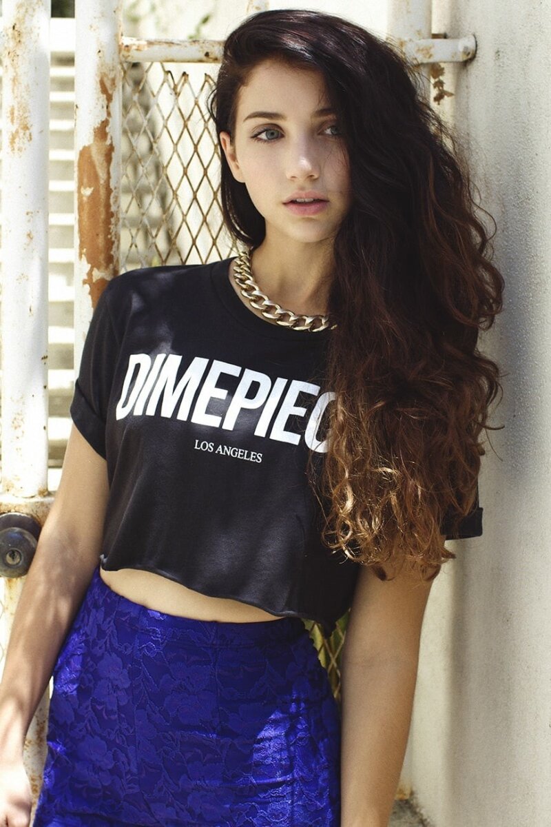 Emily Rudd Gold Chain picture
