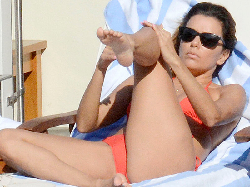 Eva Longoria spread legs in sexy bikini picture