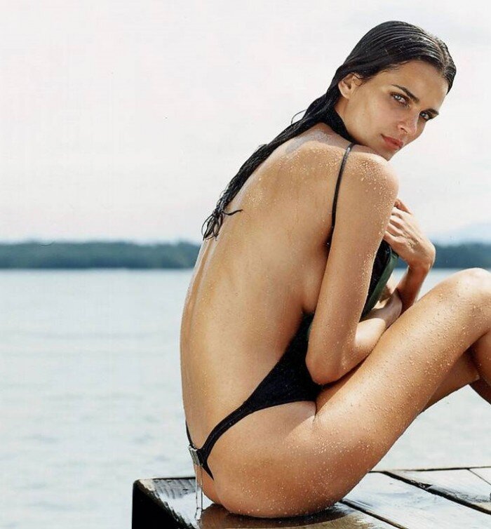 Fernanda Motta est une déesse en maillot de bain picture