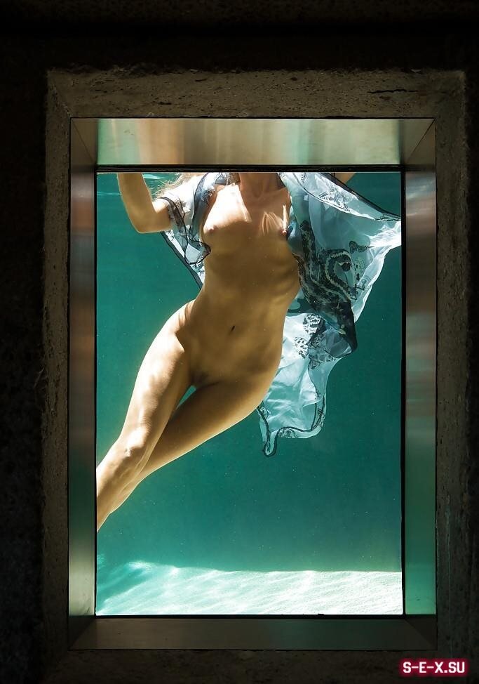 Gia Marie голышом купается в бассейне picture