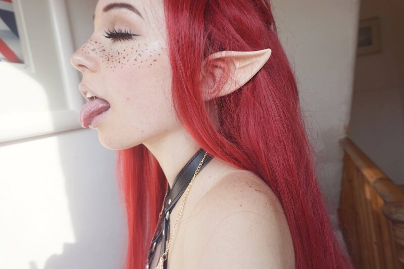 Horny red head cosplay babe picture