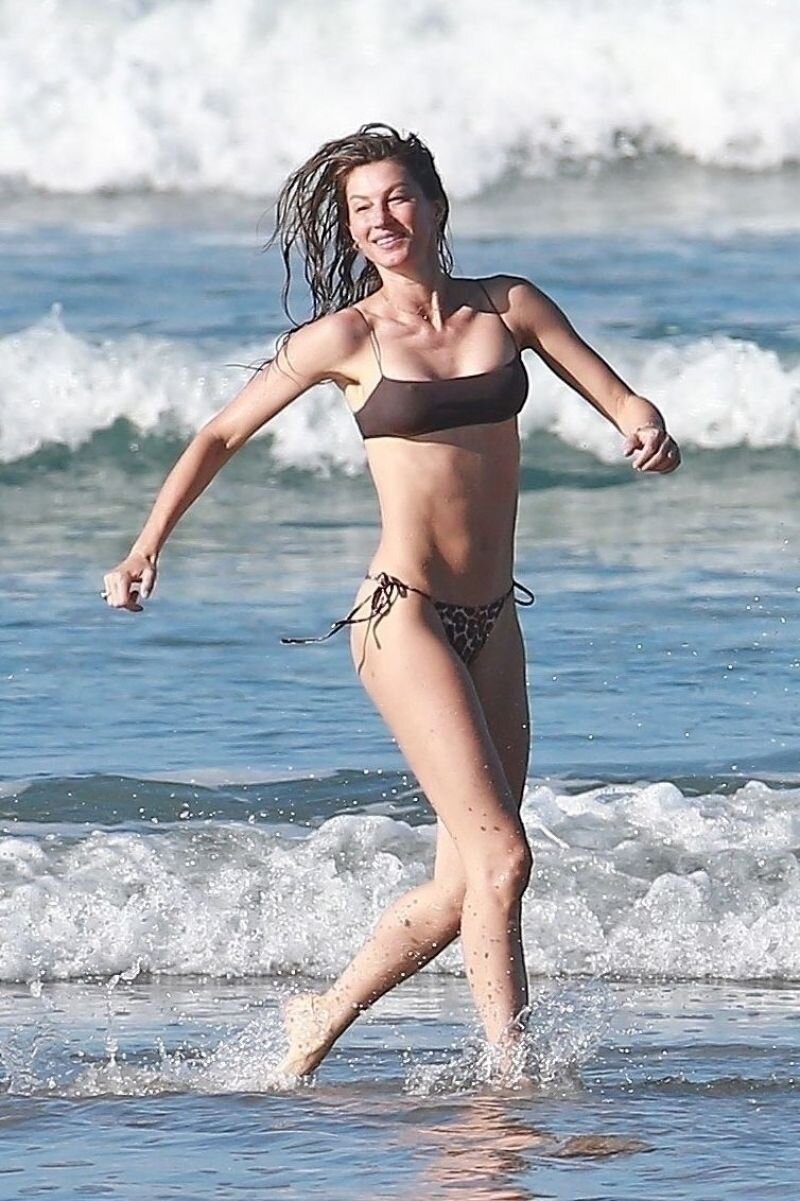 Gisele Bundchen sexy ass in thong bikini doing a photoshoot on the beach while in Costa Rica showing off her famous model body. picture
