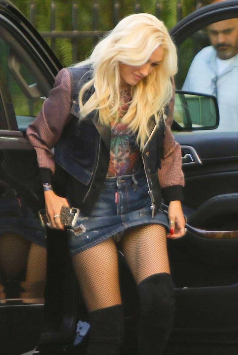 Gwen Stefani Upskirt in Jean Skirt picture