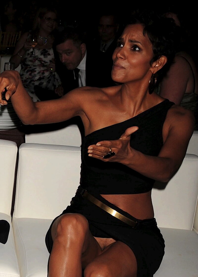 Halle Berry Reveal Pantyless Upskirt Pussy Show picture