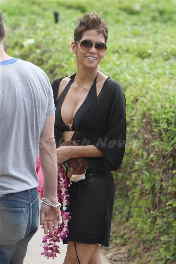 Halle Berryâ€™s Tits look hot in Hawaii picture