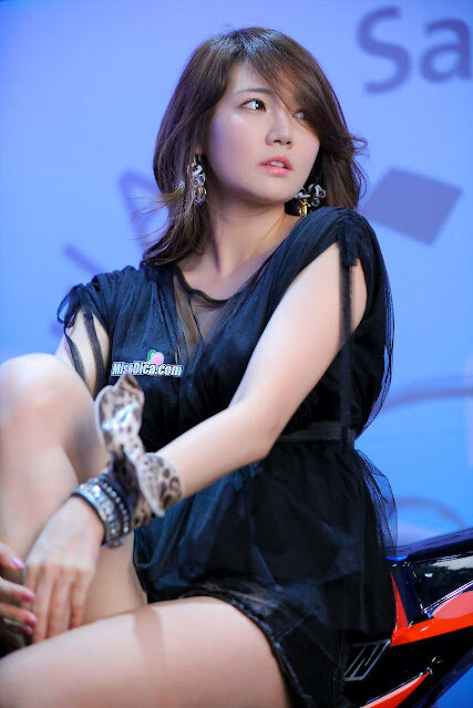 Han Ga Eun â€“ Seoul Auto Salon 2011 picture