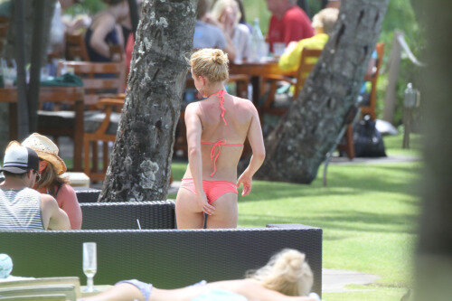 Hayden Panettiere picks a wedgie out of her butt in a pink bikini! picture
