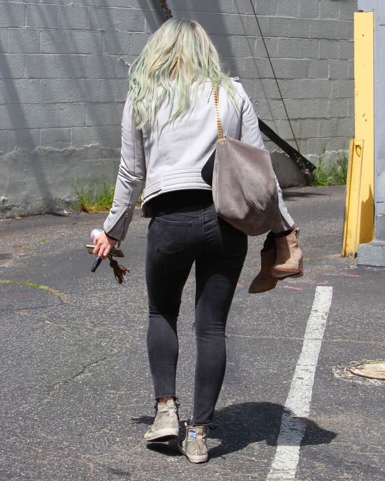 Hilary Duff Booty Flashing in Jeans at a Dance Studio in LA picture