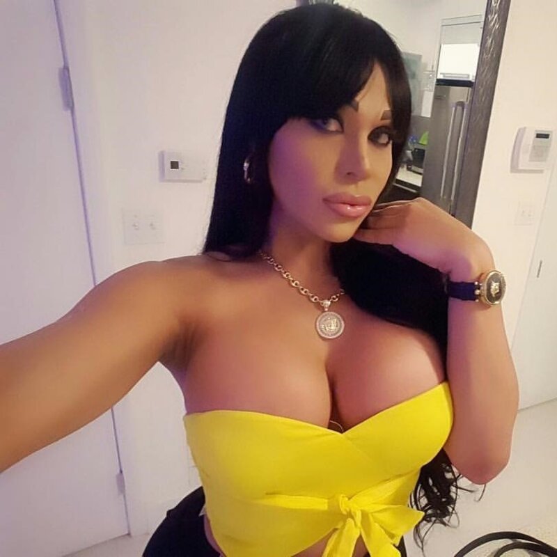 Tamarah Isabella in yellow w/ nice cleavage showing from her milf shirt - SGB picture