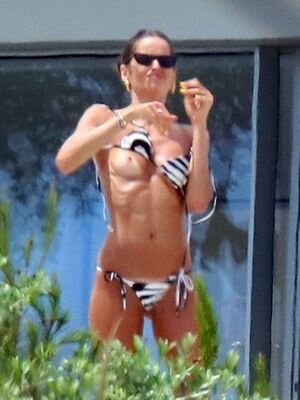 Izabel Goulart flashes her nude tits while chamging picture