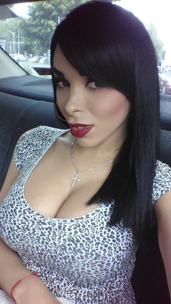 Alexis La Vega bites you with her D feng here with her facebook cleavage for you - fota ppale goth lips picture