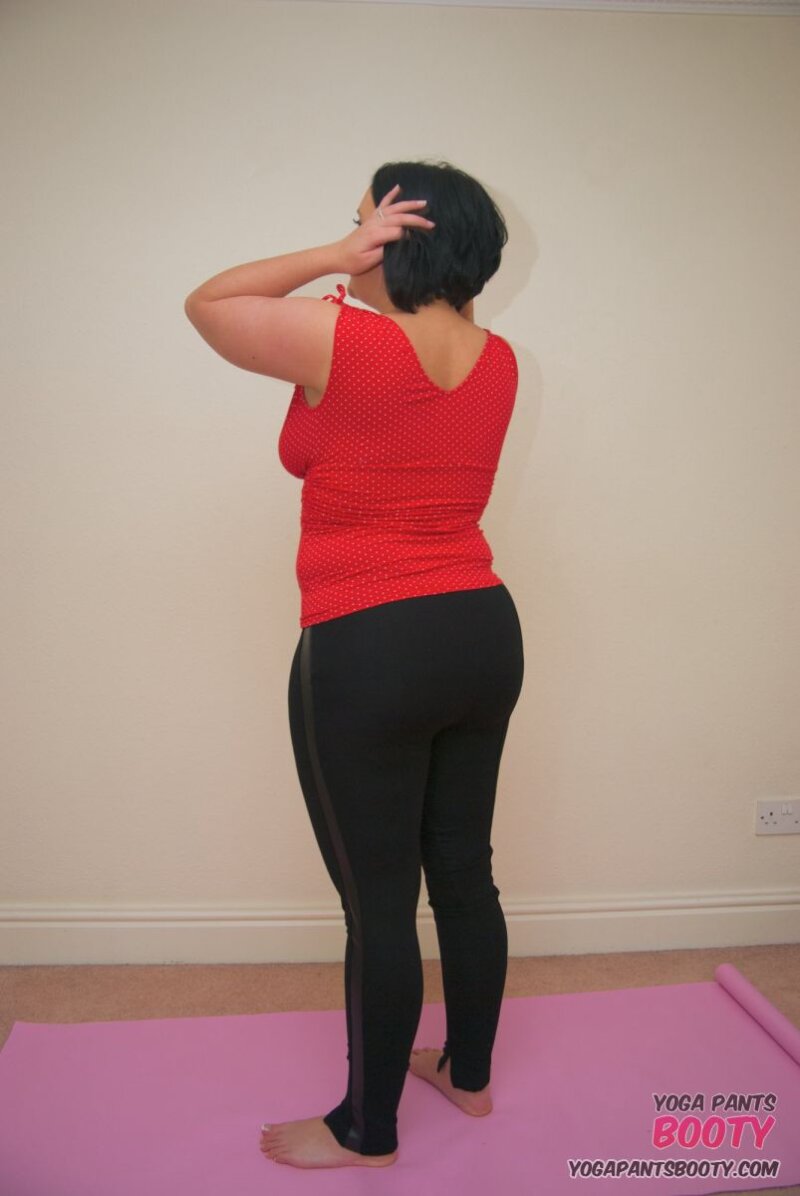 Sarah Jane thick butt in yoga pants picture