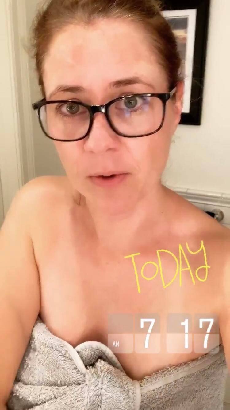 Jenna Fischer out of the shower picture