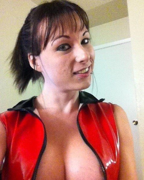 Ventura Slutson shows her cleavage to your ass in her red pvc latex thinga - lett fota smilez picture