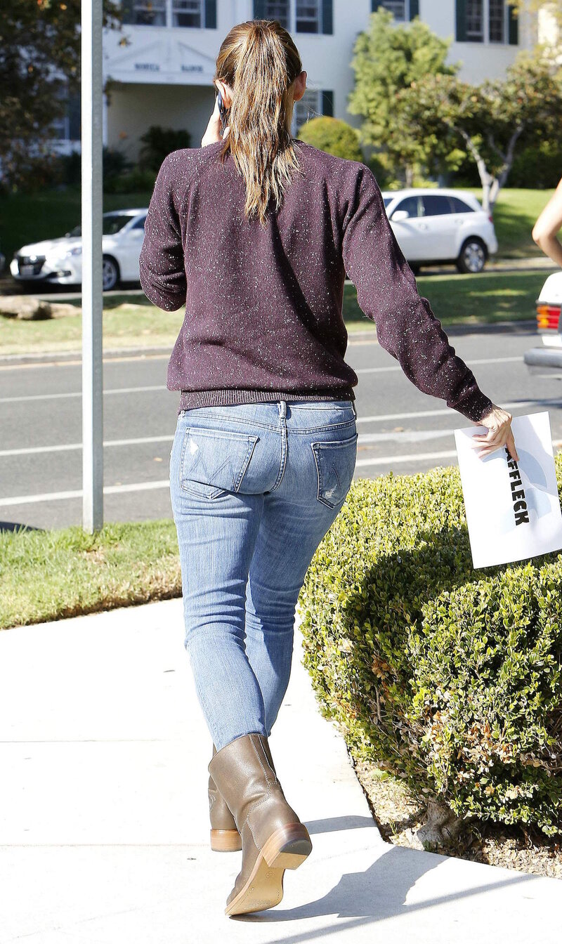 Jennifer-Garner-Booty-in-Jeans-5 picture