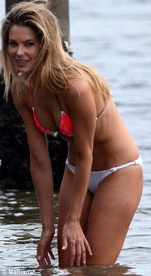 Jennifer Hawkins -12/83 -5'11''- 34-25-34''-34A-Bra -8-Shoe, Australian Cunnilingus! -Yum! Yum! picture