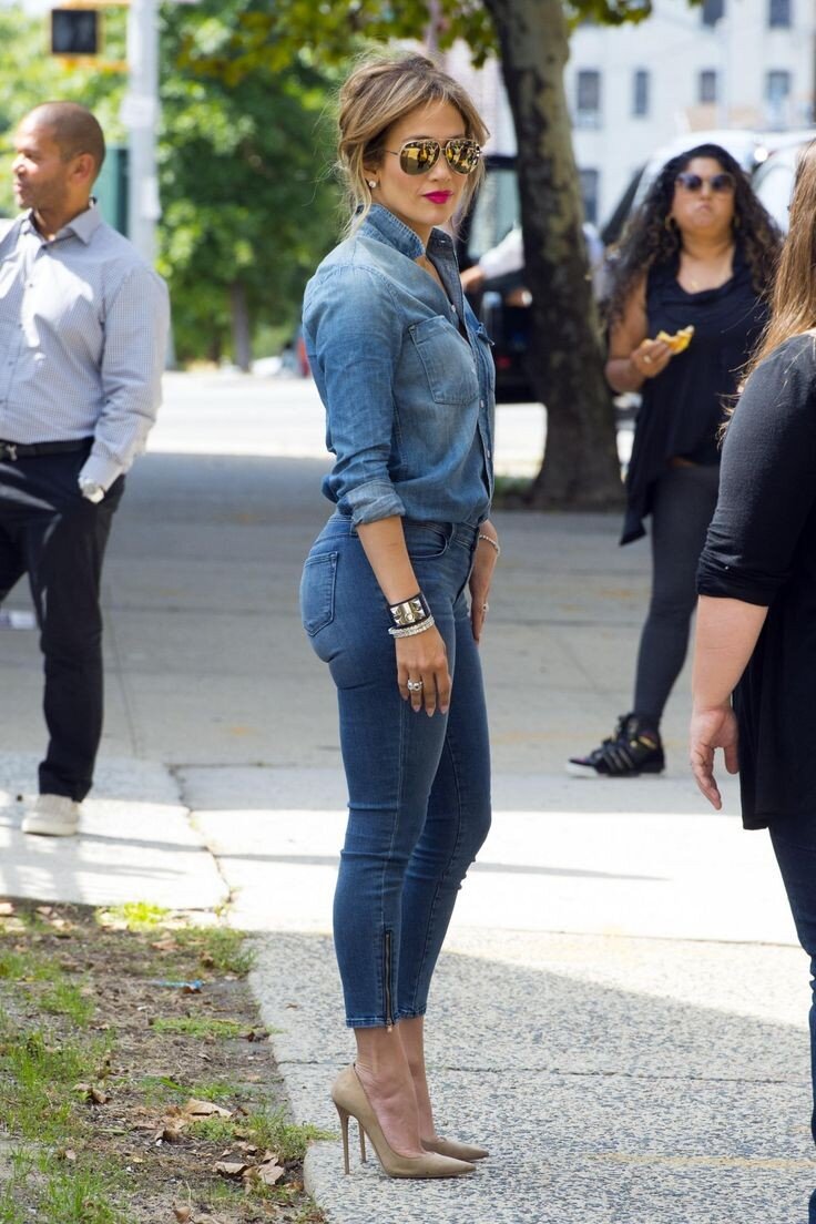 Jennifer Lopez in tight jeans picture