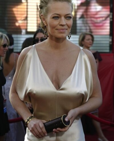 Jeri Ryan nip picture