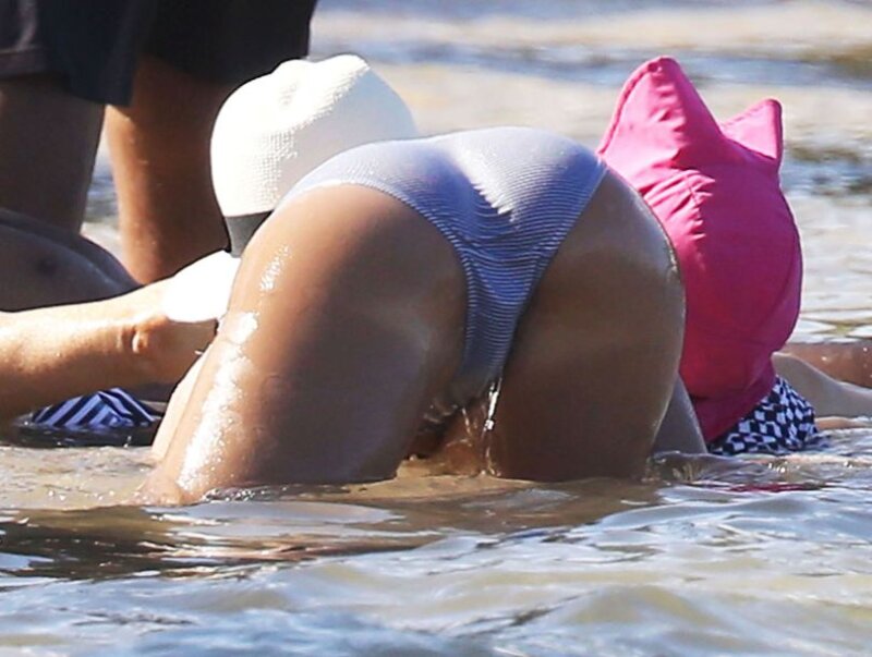 Jessica Alba bikini butt picture