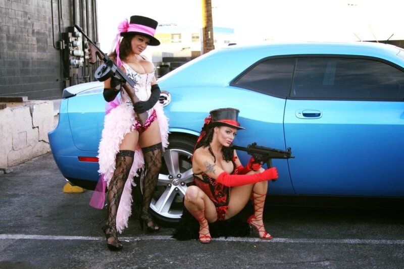 Jessica Wynn with Machine Guns - Two babes with gun - fota gunz picture