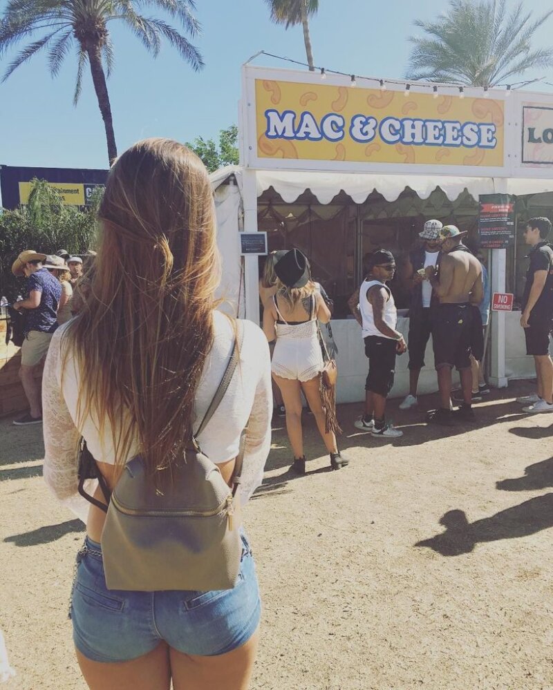 Jessica Hull ass in tight jean shorts at Coachella picture