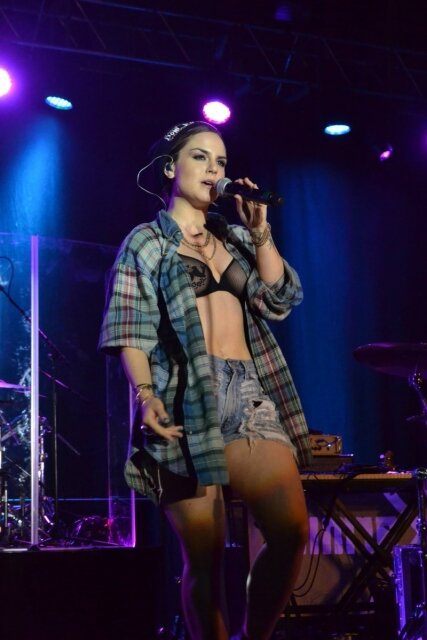 Joanna-JoJo-Levesque-Wearing-Denim-Shorts-Performing-At-Student-Union-Board-Concert-American-University-03.jpg picture
