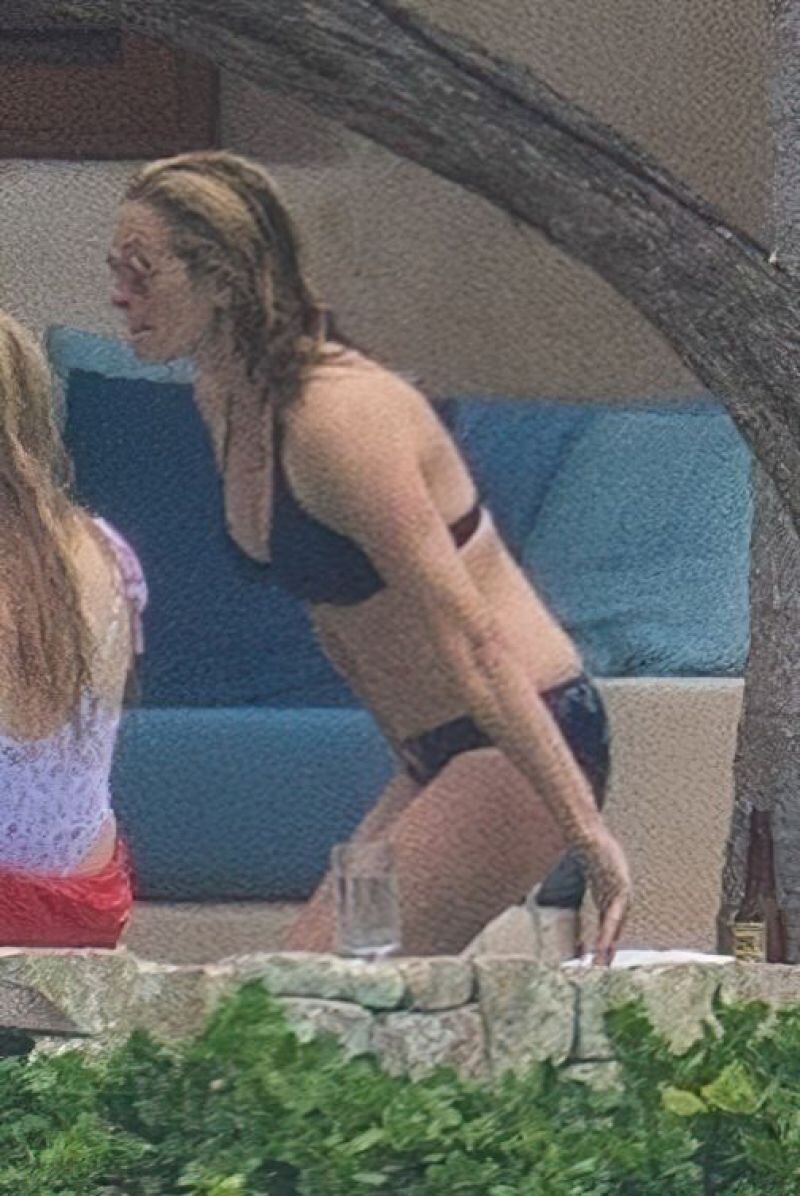 Julia Roberts in a sexy little bikini showing nice cleavage seen by paparazzi on vacation with her family in Mexico. picture