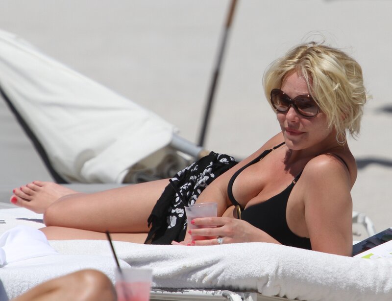 Katherine Heigl -11/75 -5'9''- 135lbs =34-26-36''- 9-Shoe - Eat! That! -Yum! picture