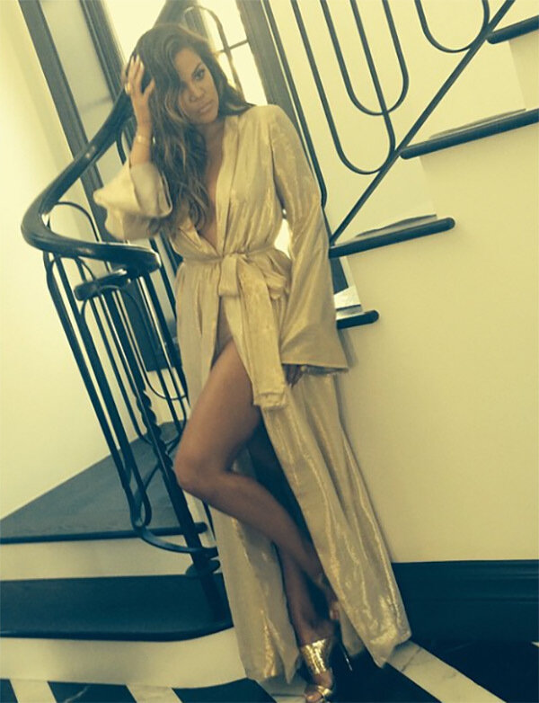 Know Kardashian sexy in bathrobe picture