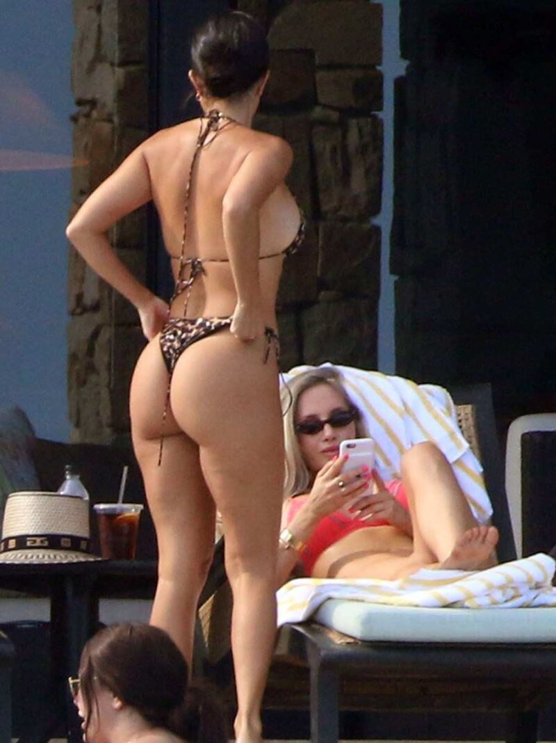 Kourtney Kardashian in bikini perizoma picture