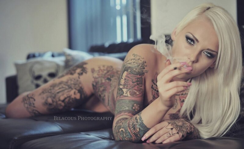 Hot blonde babe Lauren Brock smoking. picture
